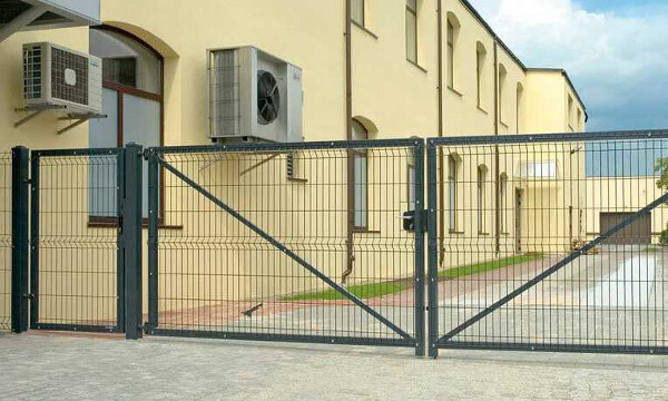 Ворота откатные по рельсу: альтернатива консольным воротам